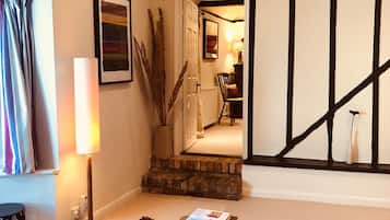 Luxury Cottage, Private Bathroom, Courtyard View | Lounge