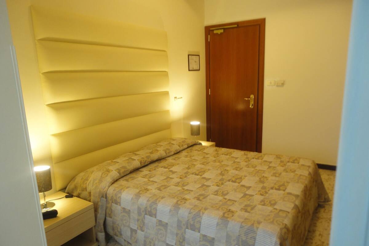 In-room safe, desk, free WiFi