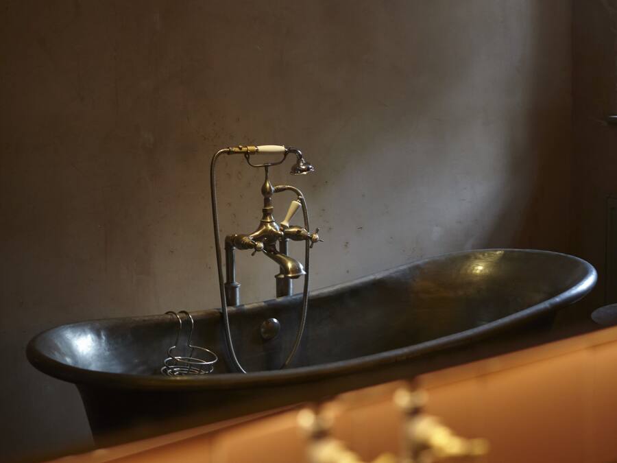 Eine Küche mit einem einzelnen Edelstahl-Spülbecken, einem Wasserhahn und einem darunterliegenden Schrank.