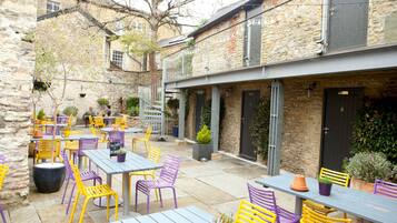 Breakfast, lunch, dinner served; British cuisine