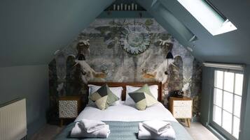 Habitación exclusiva | Ropa de cama de alta calidad y tabla de planchar con plancha