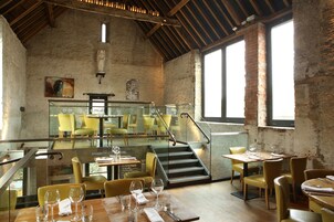 供应早餐、午餐和晚餐，英国菜