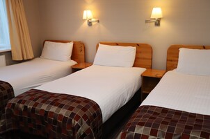 Triple Room | In-room safe, desk, iron/ironing board, free WiFi