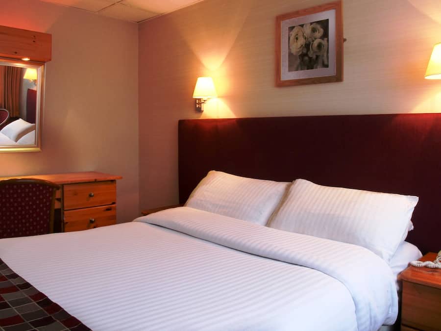 In-room safe, desk, iron/ironing board (on request), WiFi (free)