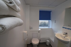 Shower, free toiletries, hair dryer, towels - King Charles Hotel (Gillingham)