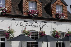 Breakfast, lunch, dinner served; British cuisine 