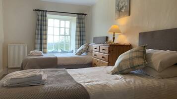 Chambre Double ou avec lits jumeaux, salle de bains commune | Bureau, fer et planche Ă repasser, Wi-Fi gratuit, draps fournis