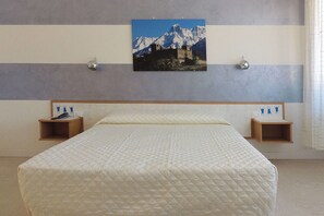 1 habitación, cubrecamas, minibar y caja de seguridad en la habitación 