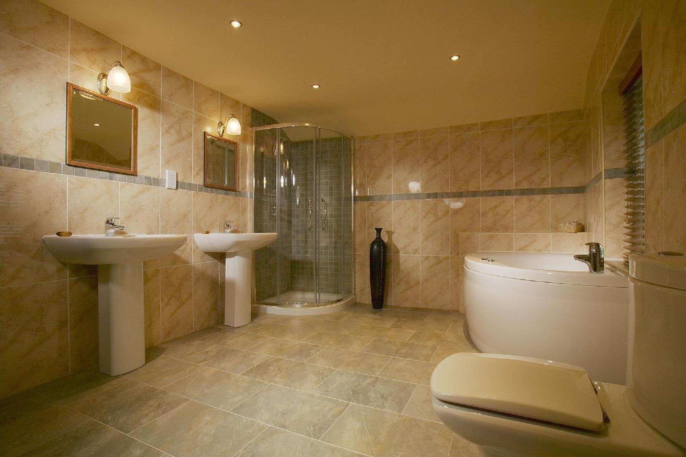 Un baño con dos lavamanos, cabina de ducha, bañera e inodoro.