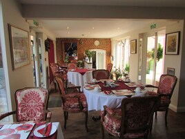 Desayuno a la carta diario (GBP 9 por persona)