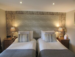 客房内保险箱、特色装修、特色家居、办公桌