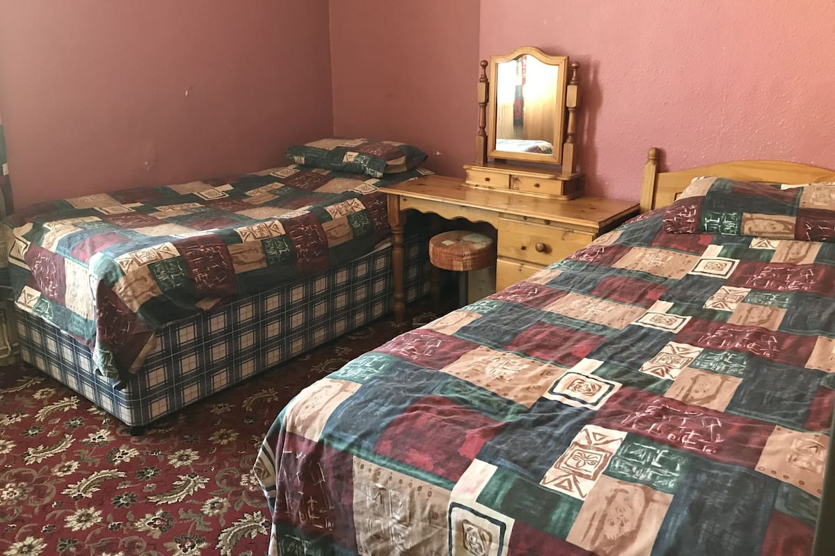 Economy Twin Room | Peti besi dalam bilik, seterika/papan seterika, Wi-fi percuma