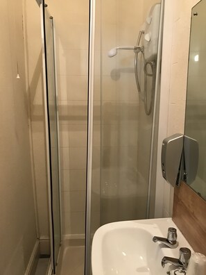 Familienzimmer (2 Adults + 3 Children) | Badezimmer | Dusche, kostenlose Toilettenartikel, Haartrockner, Handtücher