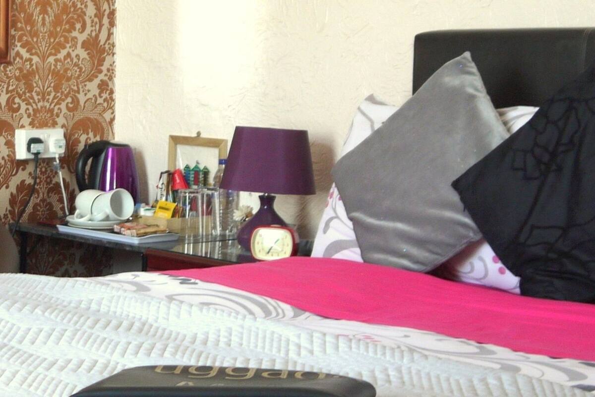Peralatan tempat tidur premium, dihias secara berasingan