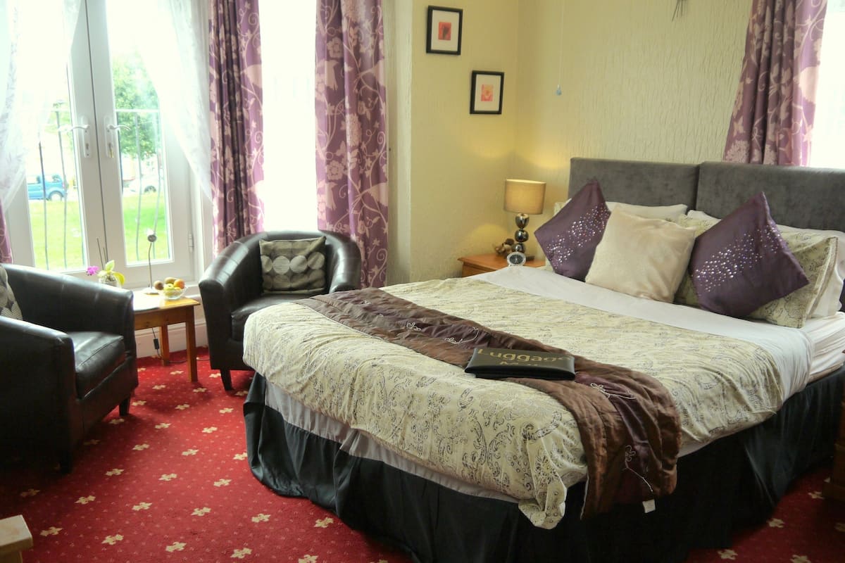 Deluxe Double or Twin Room, 1 Bedroom, Partial Sea View | Peralatan tempat tidur premium, dihias secara berasingan
