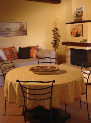 Apartment, 1 Bedroom | In-room dining