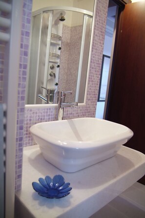 Regadera, amenidades de baño gratuitas, bidet, toallas 