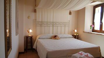 Premium bedding, desk, soundproofing, free WiFi