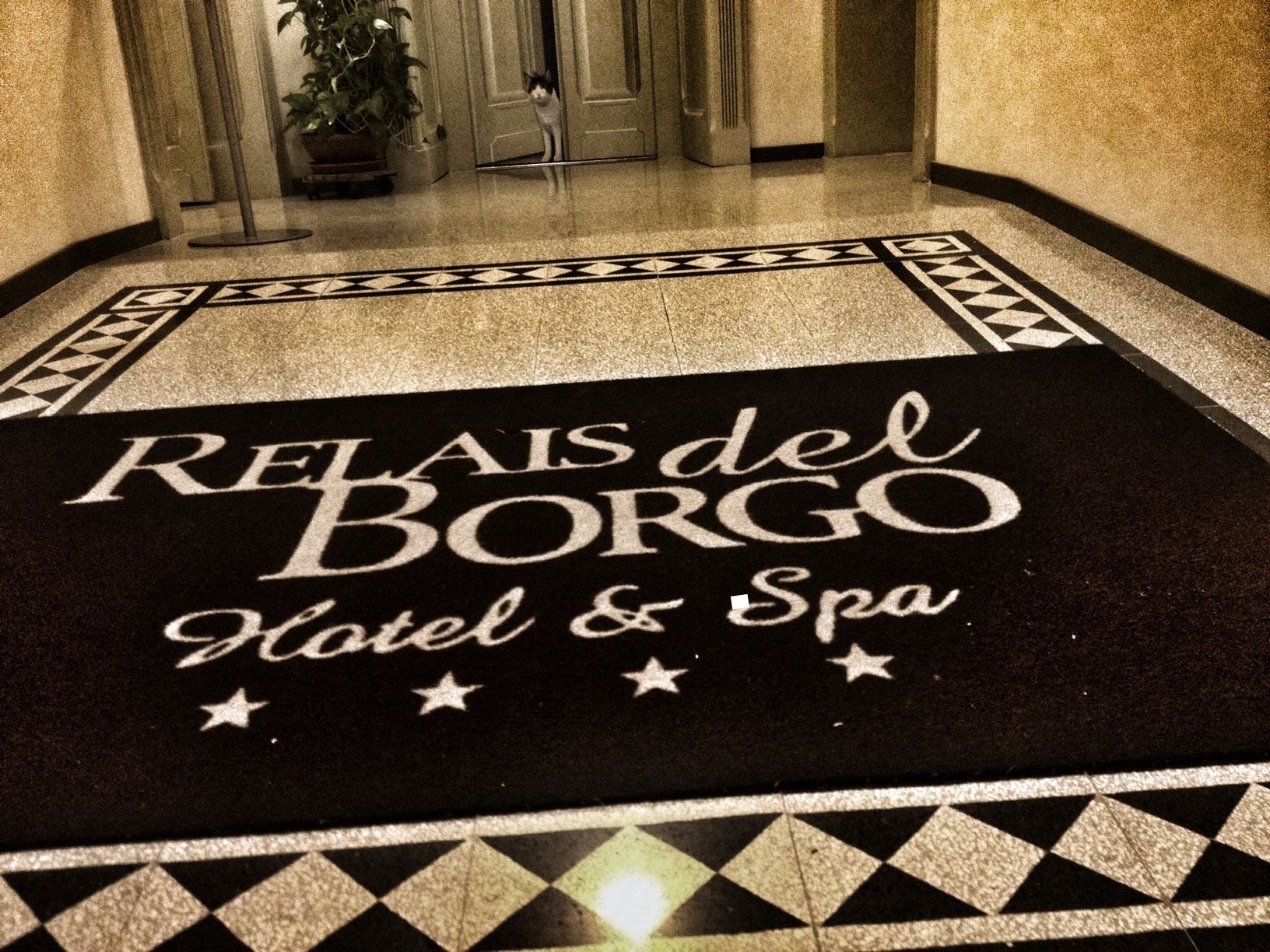 Un paillasson placé à l’entrée de l’hôtel, portant l’inscription « RELAIS del BORGOT Hotel & Spa ».