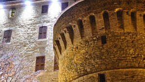 A stone building with arched windows and a round tower. - Relais Del Borgo Hotel e Spa (Staffolo)