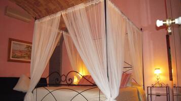 Romantic Suite | Soundproofing, rollaway beds, free WiFi