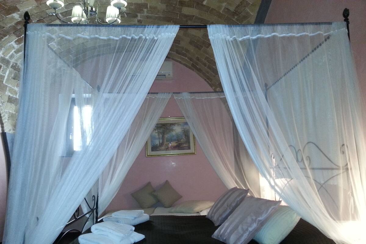 Romantic Suite | Soundproofing, rollaway beds, free WiFi