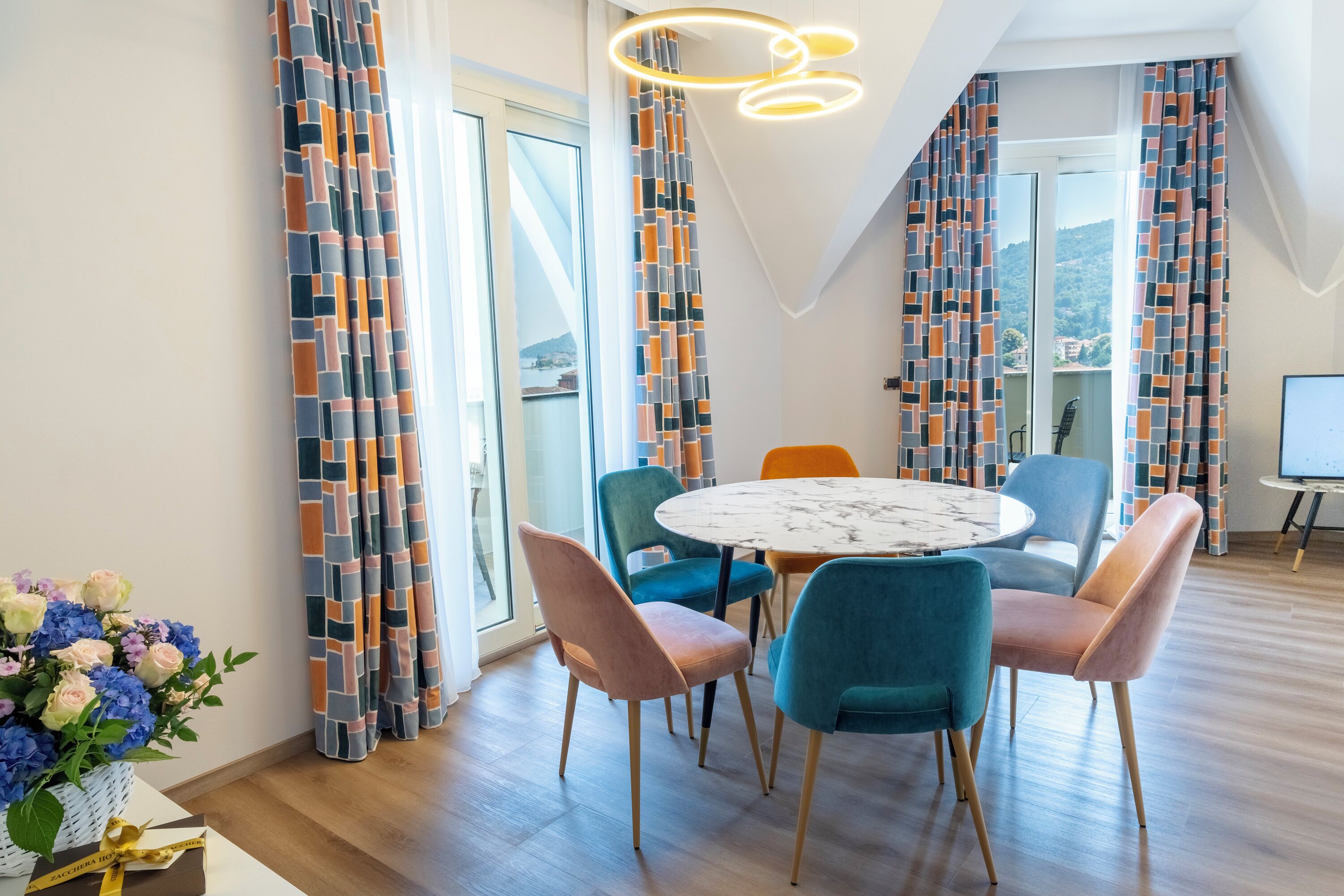 ROYAL Three-room apartment (4/5 Persons) with 1 sofa bed (2 Bathrooms), lake view | Woonruimte | Een 22-inch televisie met satellietzenders
