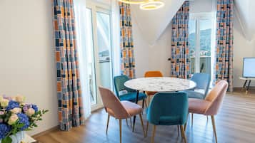 ROYAL Three-room apartment (4/5 Persons) with 1 sofa bed (2 Bathrooms), lake view | Aire de séjour | Téléviseur de 22 po avec télévision par satellite