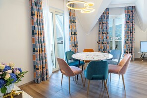 ROYAL Three-room apartment (4/5 Persons) with 1 sofa bed (2 Bathrooms), lake view | Zona de estar | Televisión de 22 pulgadas con canales por satélite