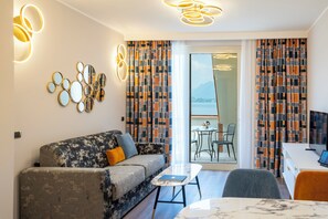 Deluxe appartement, 2 slaapkamers, uitzicht op meer (5 pax) | Woonruimte | Een 22-inch televisie met satellietzenders