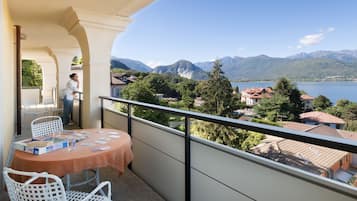 Four-room apartment (5/7 Persons) with 1 sofa bed and 1 armchair-bed (2 bathrooms), lake view | Balkoni