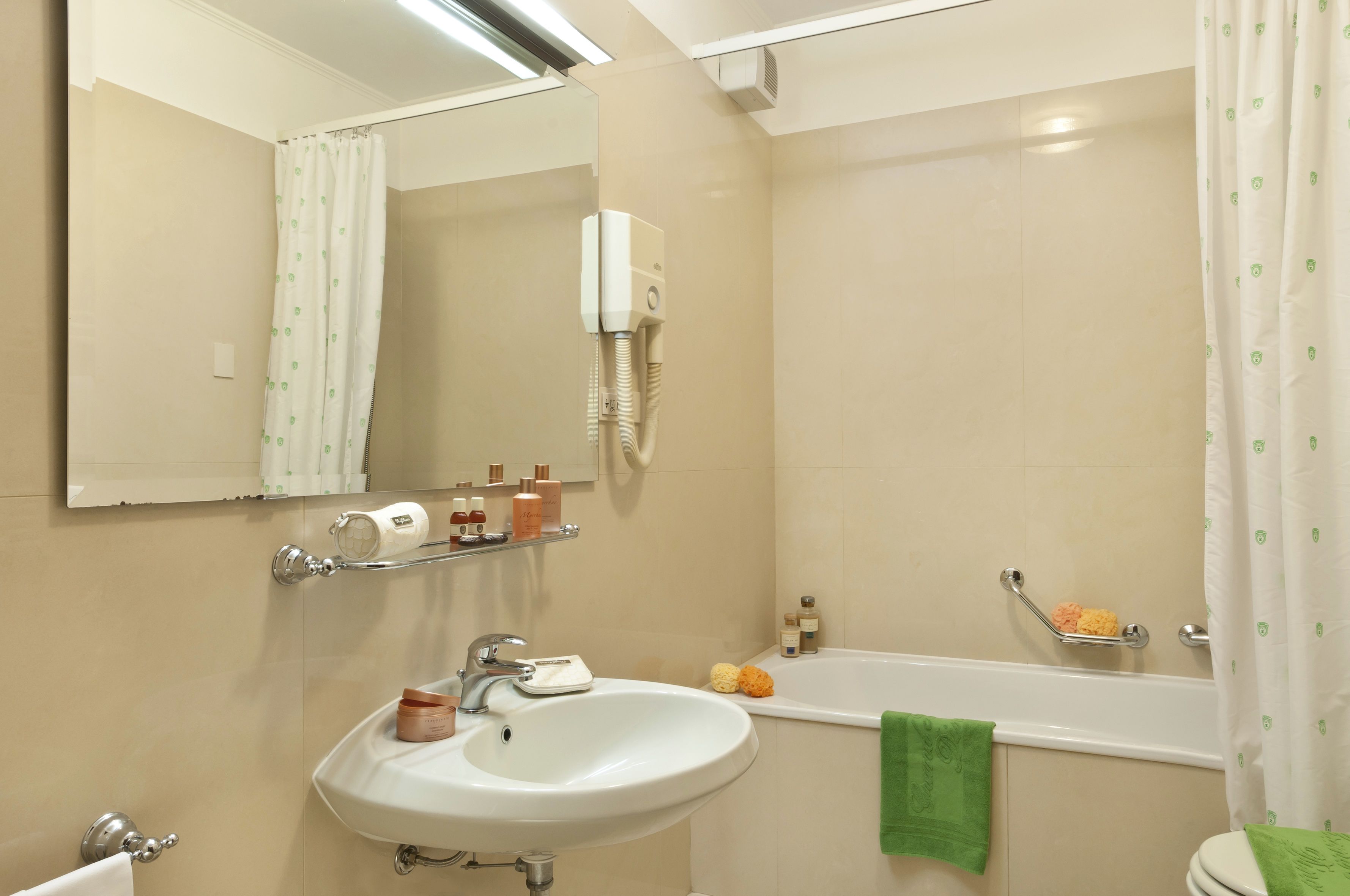Un bagno con lavandino, specchio, doccia e vasca.