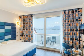 Royal appartement, 2 slaapkamers, 2 badkamers, uitzicht op meer (Superior) (Low Floor) (5 pax) | Een kluis op de kamer, een bureau, een laptopwerkplek, babybedden