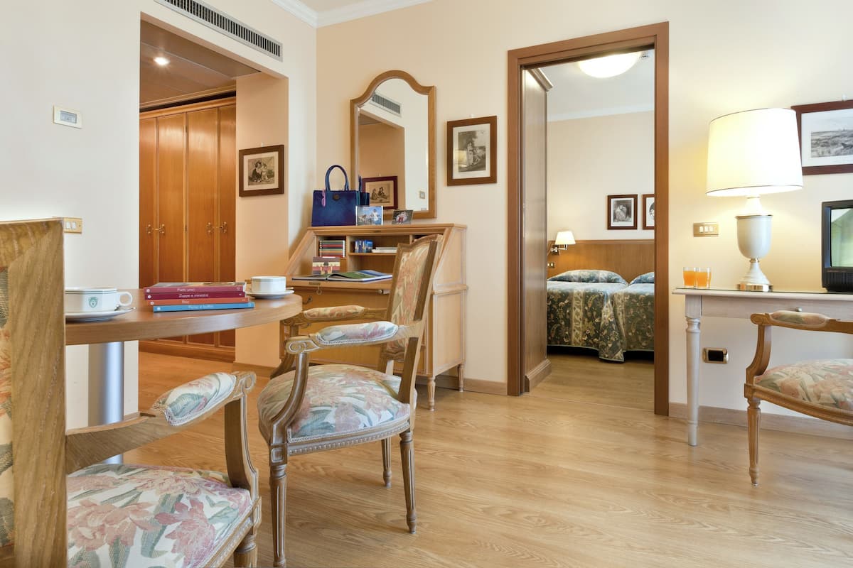 Three-room apartment (4/5 Persons) with 1 sofa bed (2 Bathrooms), Economy (low floor) | Caja fuerte, escritorio, espacio para trabajar con un portátil