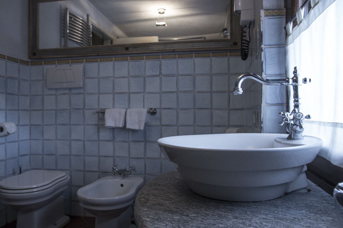 junior suite | bathroom | free toiletries, hair dryer, bidet, towels