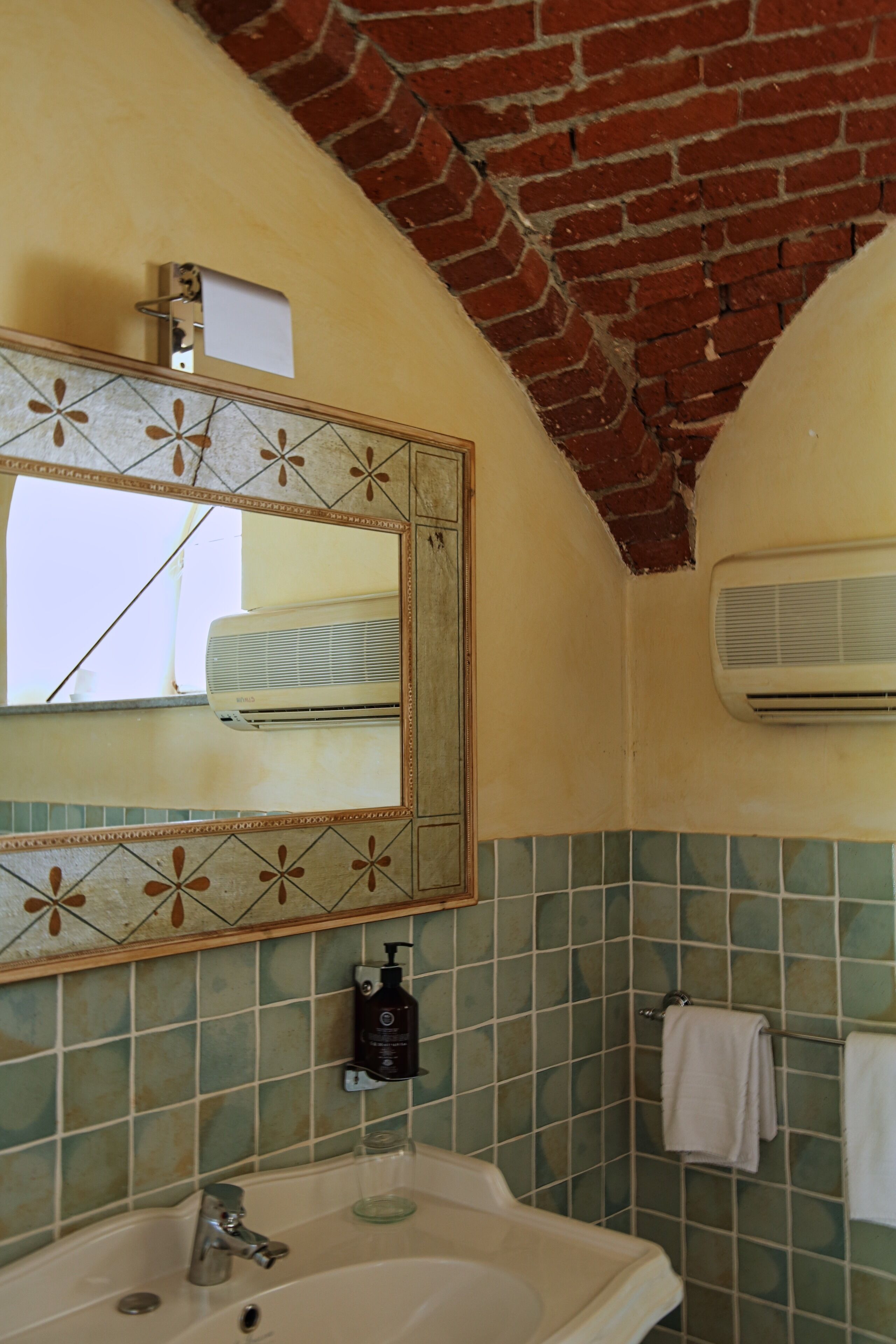 double room | bathroom | free toiletries, hair dryer, bidet, towels