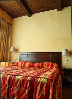 Habitación doble | Ropa de cama de alta calidad, minibar, caja fuerte y escritorio