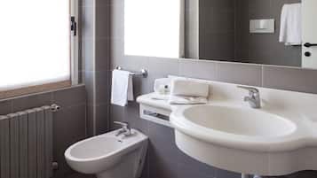 Habitación triple | Baño | Amenidades de baño gratuitas, secadora de cabello, bidet, toallas