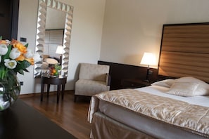 Double Room | Minibar, desk, soundproofing, free WiFi