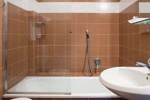 Free toiletries, hair dryer, bidet, towels - Hotel La Bettola (Carisio)