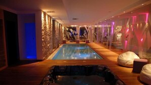 A spa area with a hot tub, a pool, and a massage chair. - Tenuta Pilastru (Arzachena)