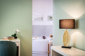 Kamar Double, hot tub | Busa memori, brankas, ruang kerja ramah laptop, dan kedap suara