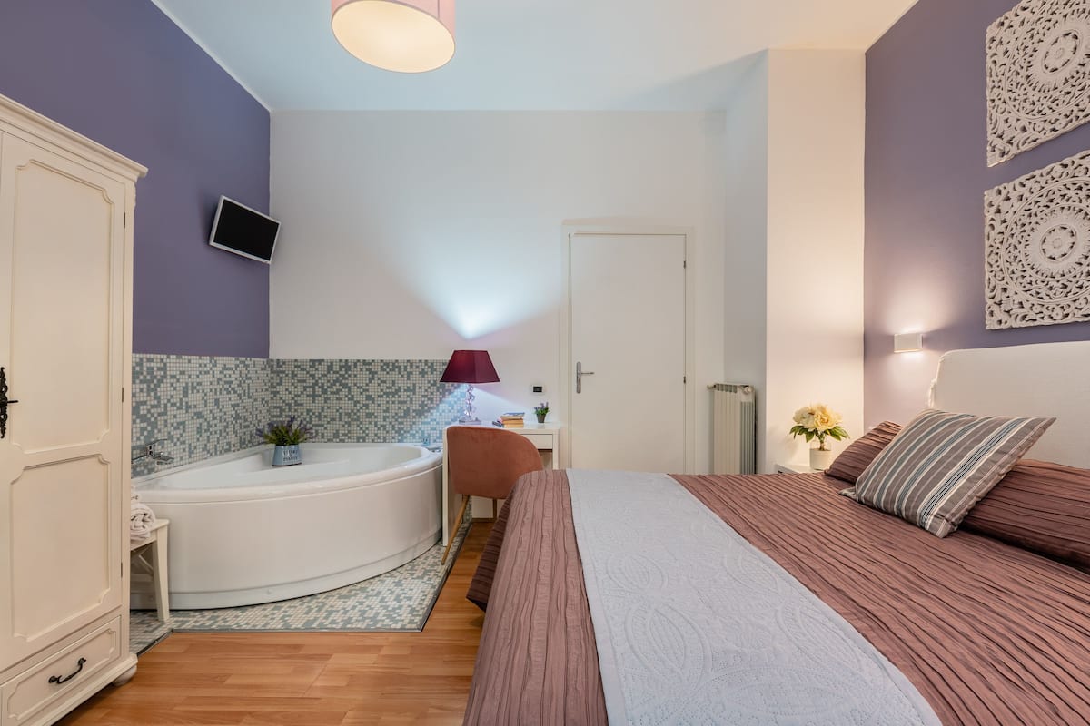 Double Room, Hot Tub | Memory foam beds, in-room safe, laptop workspace, soundproofing