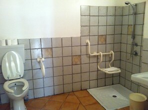 Ducha, artículos de tocador gratuitos, toallas