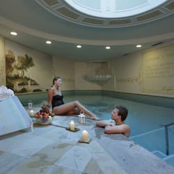 Piscina interna, espreguiçadeiras