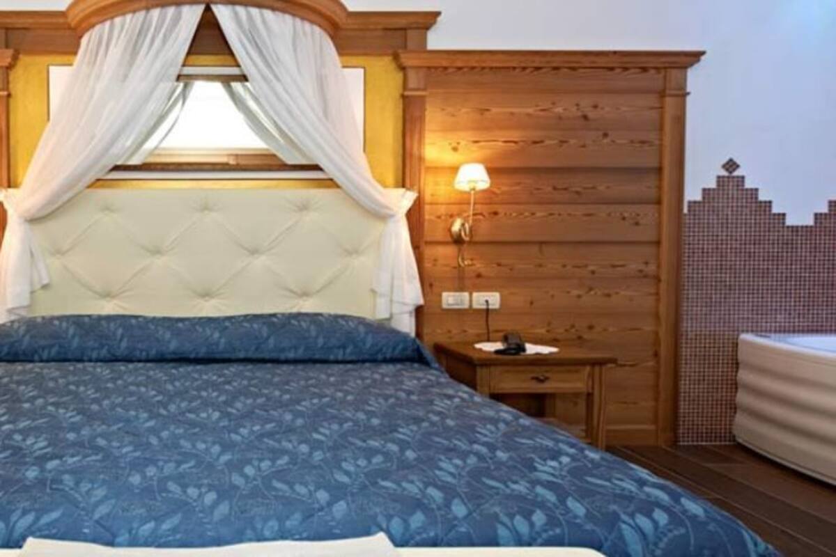 Junior suite (Romantic) | Een minibar, een kluis op de kamer, een bureau, een laptopwerkplek