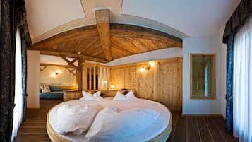 Minibar, in-room safe, desk, laptop workspace