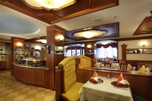 朝食 (ビュッフェ)、毎日提供 (無料)