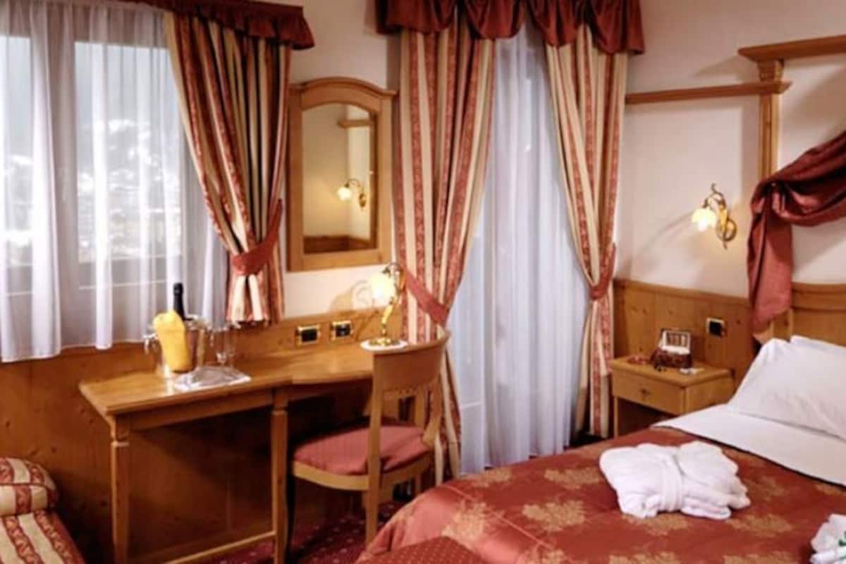 Tweepersoonskamer (Loving) | Een minibar, een kluis op de kamer, een bureau, een laptopwerkplek