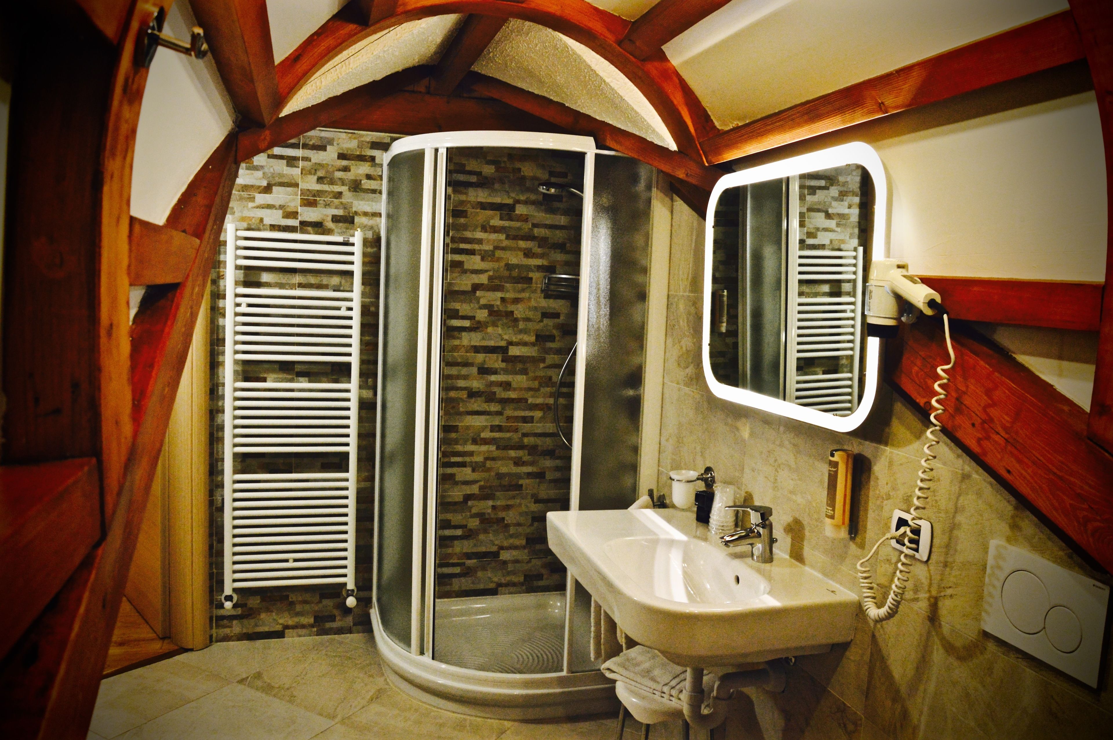 Double or Twin Room | Bathroom | Shower, free toiletries, hair dryer, bidet